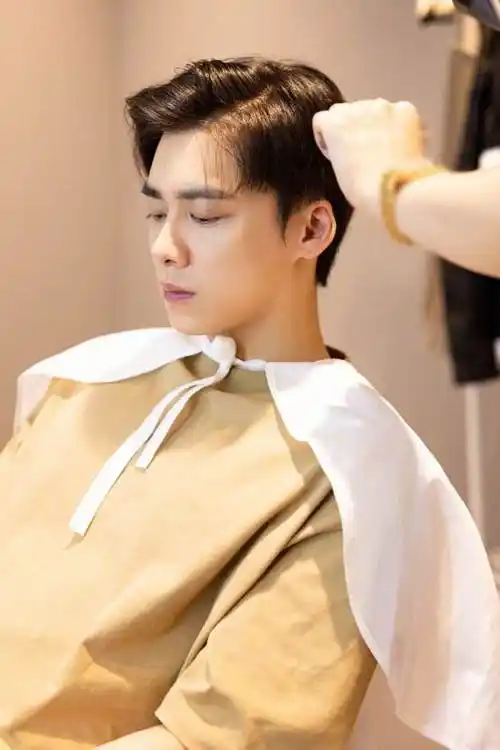 35岁李易峰被白富美未婚妻甩了瞒着女友四处寻欢女方心寒