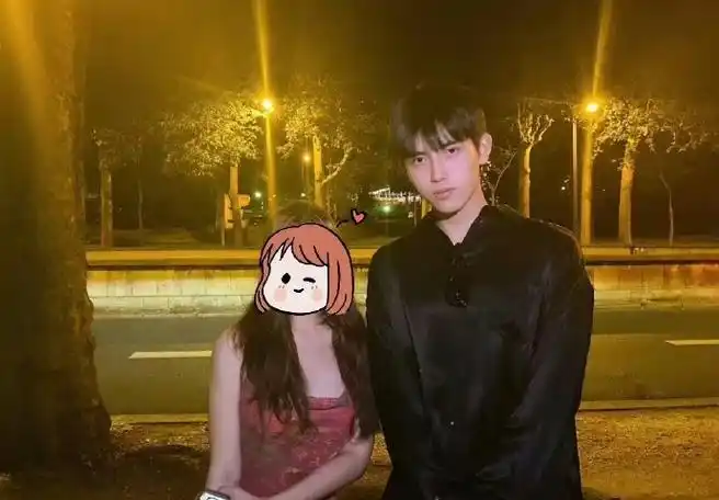 网友巴黎偶遇陈飞宇##陈飞宇与路人合照