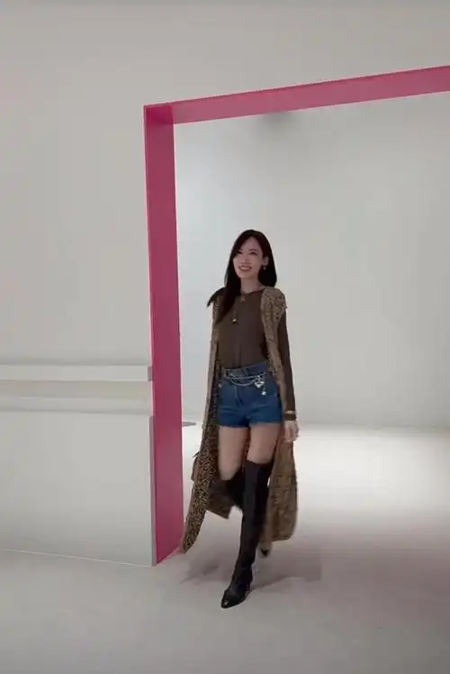 陈若仪穿超短裤秀大长腿!身材火辣太性感,林志颖病情好转心情好