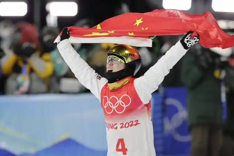 四朝元老齐广璞夺中国第7金赛后身披国旗仰天大吼庆祝