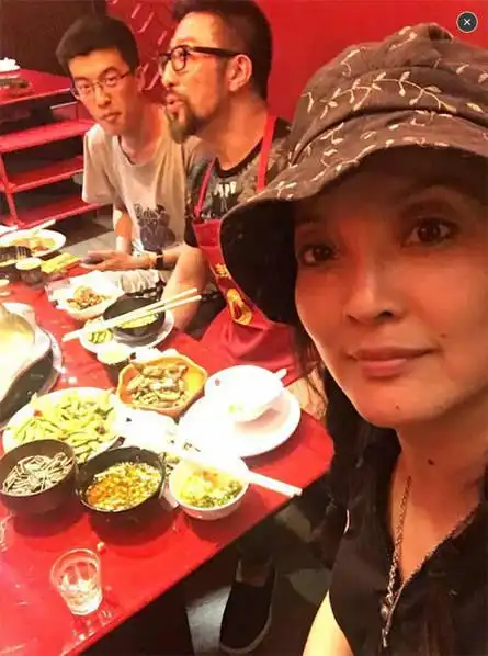 张纪中妻子樊馨蔓与"干儿子"肖齐昔日合影曝光