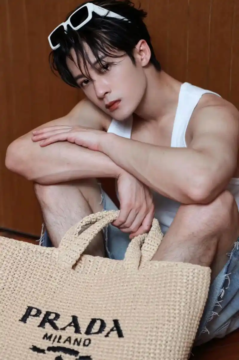 檀健次胳膊肌肉好发达,满满的力量感.