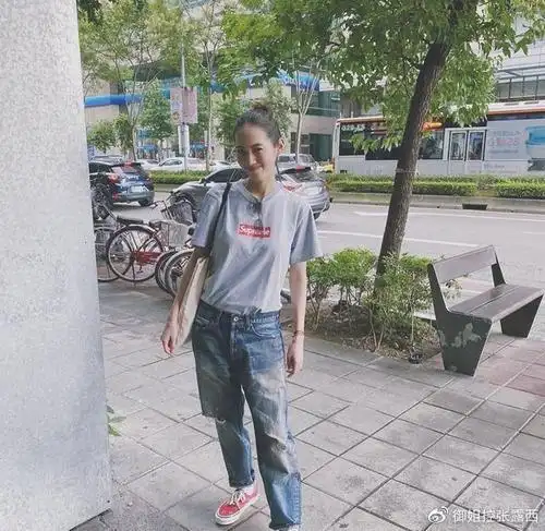 余文乐亲手为老婆设计裁制牛仔裤好宠溺王棠云甜笑看不出孕肚