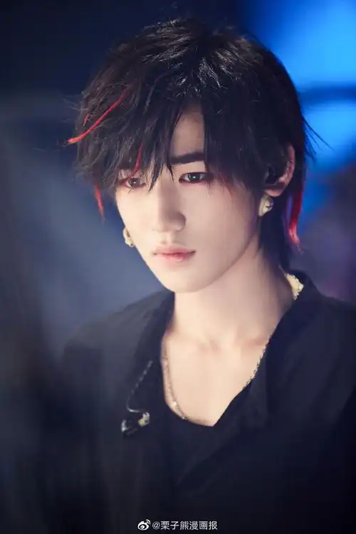 明星挑染发色大赏#宋亚轩《作为怪物》舞台的红色挑染造型就超级景