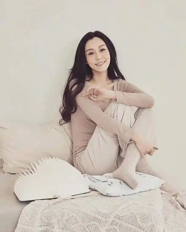 黑涩会美眉成员大牙周宜霈爆料:曾遭范玮琪老公陈建州性骚扰