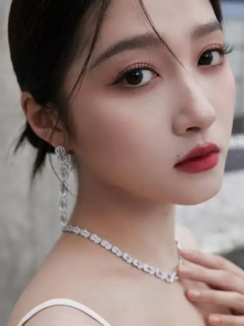 关晓彤纯白拖尾人鱼裙##关晓彤纯白色人鱼裙