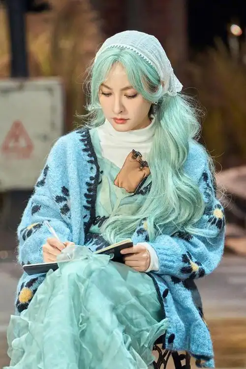 被吴昕新一期大侦探造型美到!长发大波浪 同色系雪纺花边长裙