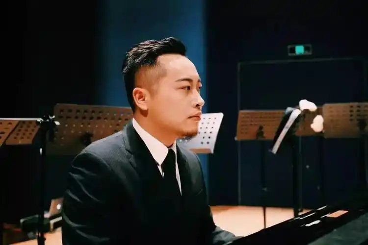 彩虹合唱团团长金承志既拥抱时代又与时代保持距离