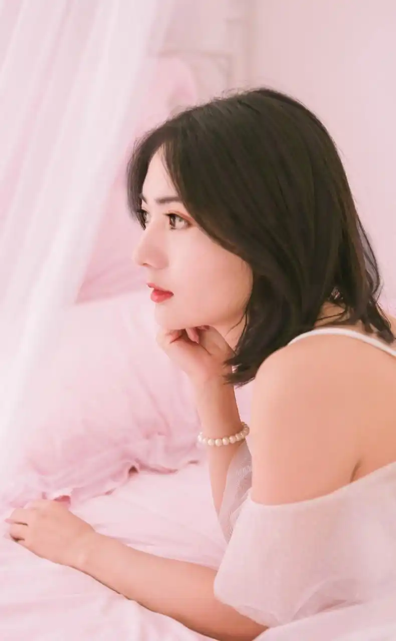 美女侧颜杀,清新雅致,淡然中透出俏皮 小姐姐是温柔气质动人可爱,气质