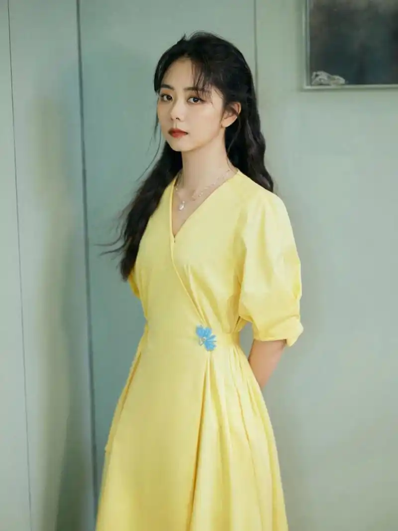 谭松韵身穿鹅黄色连衣裙犹如气质仙女,近日,谭松韵在为某个活动拍摄了