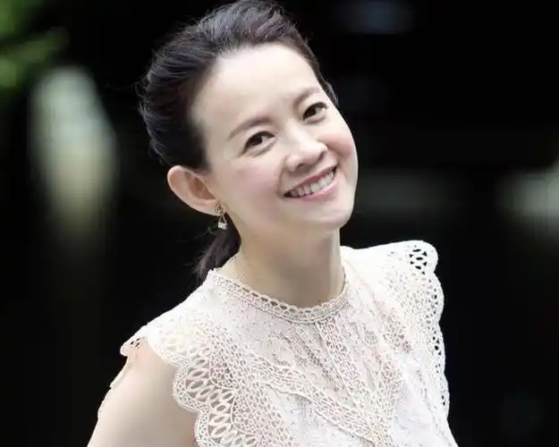 曾志伟女儿曾宝仪50多岁老态尽显,与父亲逛街,被评没"星"味