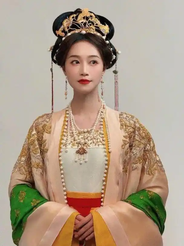 五福临门》:蓝盈莹古装造型 于正新剧《五福临门》中,蓝盈莹友情出演