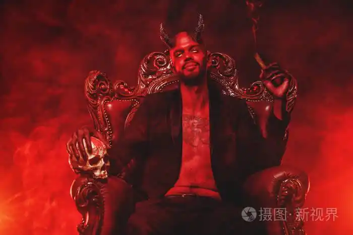 在他的宝座的一个坏恶魔的肖像.恐怖电影噩梦万圣节