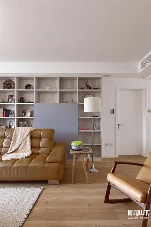 沙发背景墙后一整排柜子的设计,增加了许多的收纳,美观又实用.