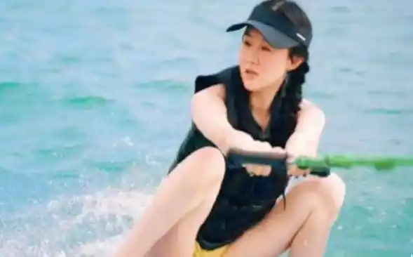 霍思燕晒冲浪视频!