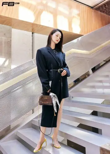 李沁黑色西装时尚写真图片