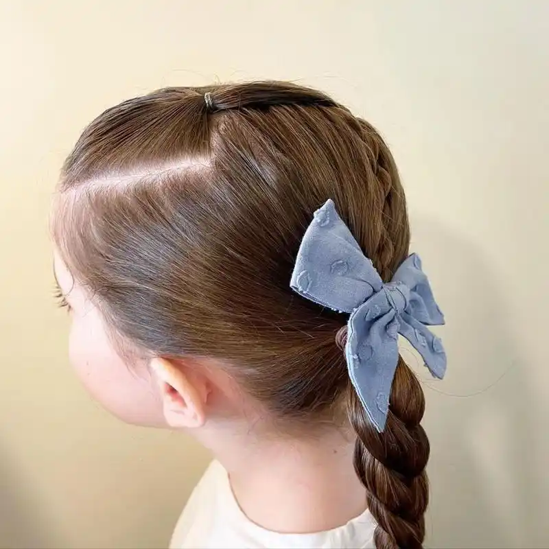 侧编马尾# #小女孩编发教程# #简单编发小女孩# #小女孩可爱发型