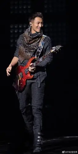 跨年夜关晓彤终于穿对了谢霆锋王力宏吃了防腐剂