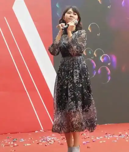 路人拍的歌手卓依婷,37岁就穿大妈裙,谁知却有双"少女腿"!