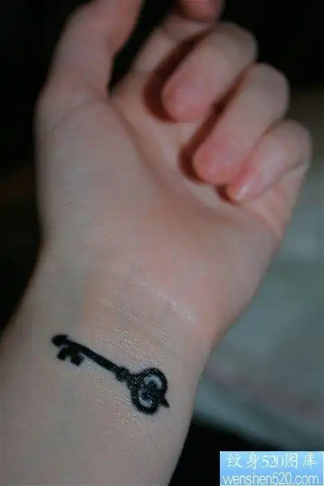 手腕钥匙纹身图案