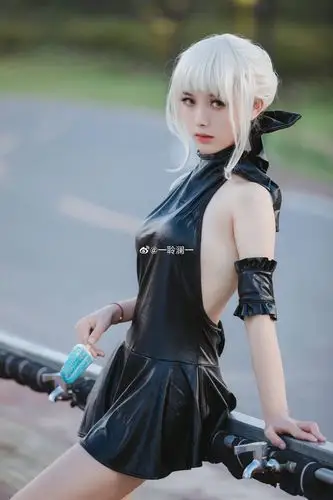 【美女cos】fgo 黑saber 泳装