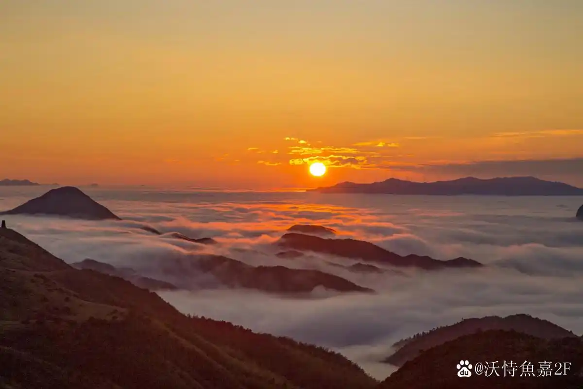 远处的山峰,有的被云海完全遮住,只露出一角,仿佛是神秘的仙岛99