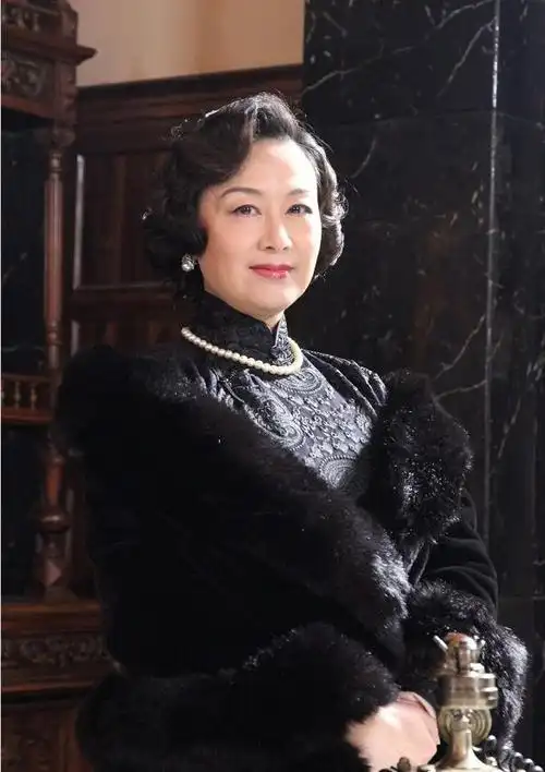 在1997年吴玉芳又重新踏入了演艺圈,这一次她变成了一位自由的演员