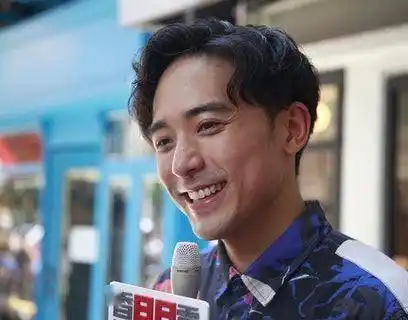 太平纹身店!57岁不老型男不怕得罪tvb,吴绮莉分饰两角拒提女儿