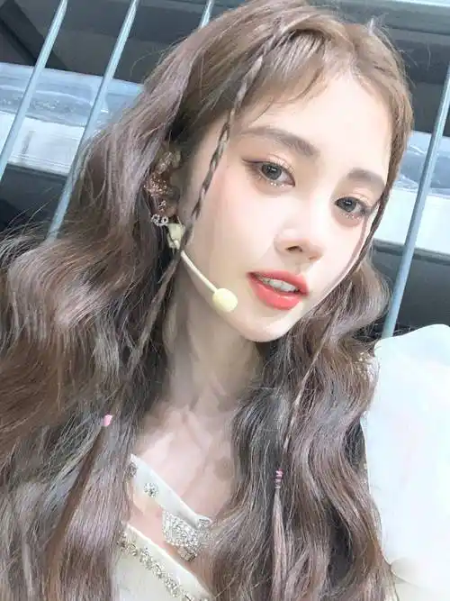 《2022—2023浙江卫视美好跨年夜》中,鞠婧祎胎毛刘海的造型好甜_kiku