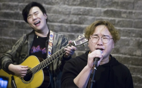 西安听南门说乐队爆红网络大张伟慕名打卡粉丝打飞的来听歌