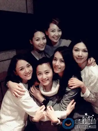 赖薇如分享七朵花美照,只差王宇婕就全员到齐.(图/取自赖薇如脸书)