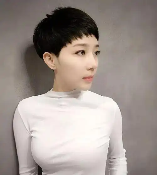 种最流行和时尚而且具有很强的个性化的短发造型,不但分有短碎发发型