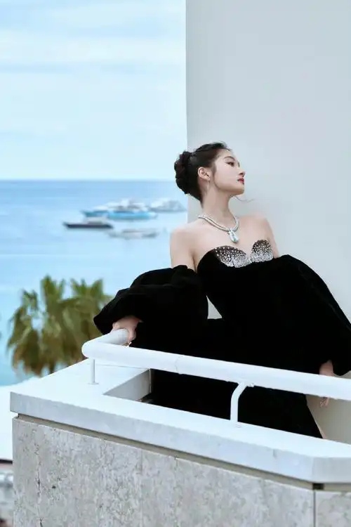 关晓彤黑天鹅高定 戛纳电影节