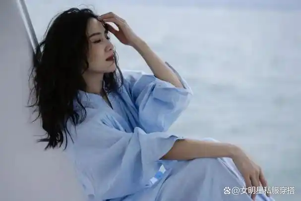 被宋佳的穿搭惊艳到!夏天穿"蓝色"太高级了