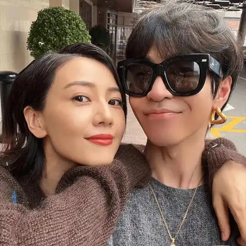 好友晒高圆圆零修图高清照皮肤细嫩状态好但头顶全是白发