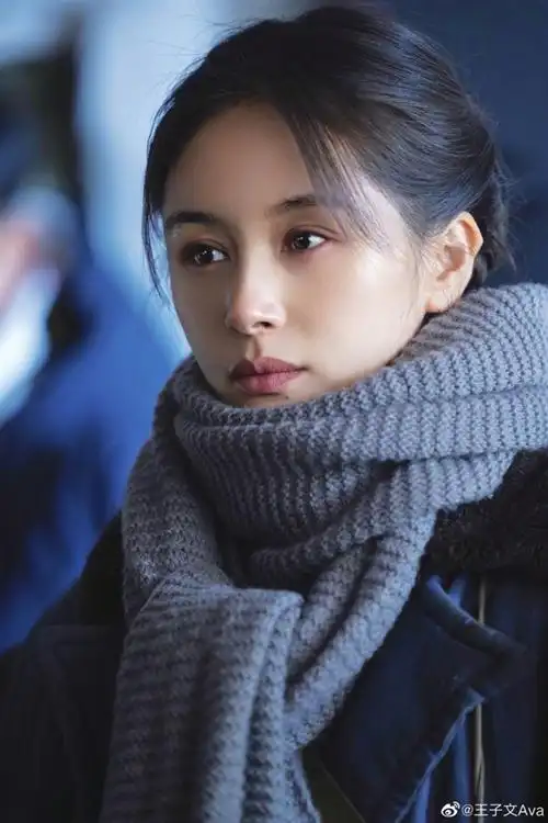 王子文晒《三体》叶文洁剧照:麻花辫造型 楚楚动人