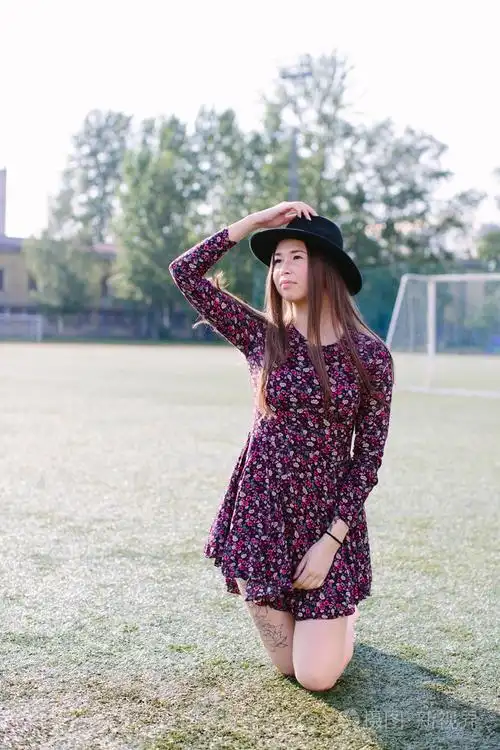 女孩的衣服摆造型照片-正版商用图片1pzki3-摄图新视界