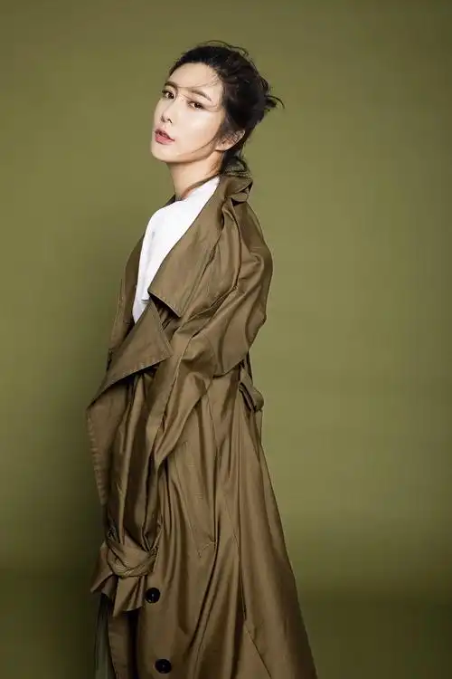 王珂时尚写真曝光 优雅性感诠释风衣女神范儿 - 6080影视