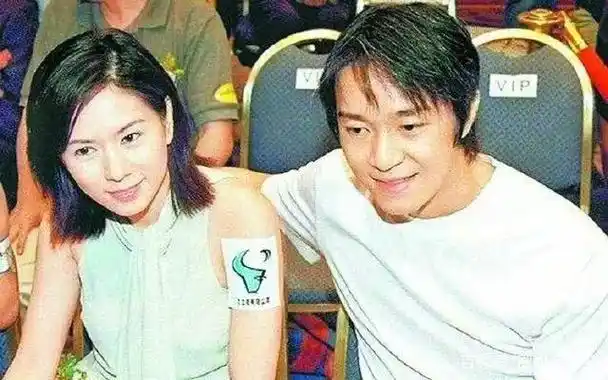 周星驰和罗慧娟当时刘振伟就直接说他现在太年轻了,千万别着急结婚