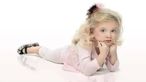 蓝眼睛的可爱小公主 壁纸 - 2560x1440 qhd