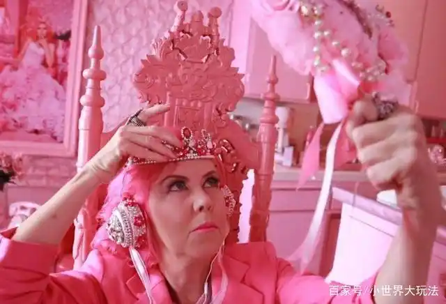 美国女演员痴迷粉色,花上千万变"粉红女王",网友:厉害!