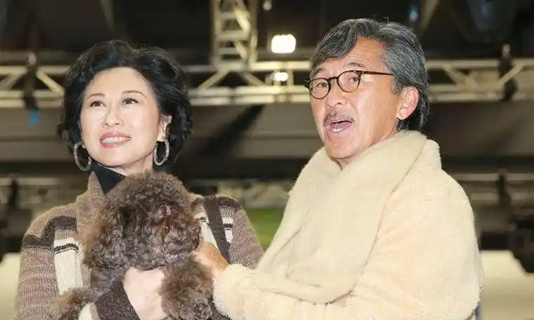 一代歌后叶倩文近照曝光,与小鲜肉亲密合照,原来是这种关系