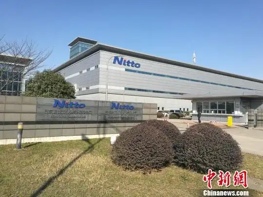 厂区内略显冷清,大门不时有员工和私家车进出. 钟升 摄