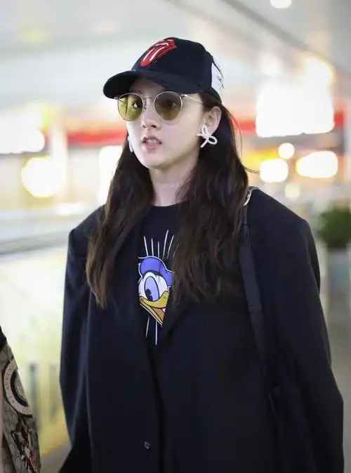 明星美照,图一女星宋祖儿现身机场,着装随性清丽可人!