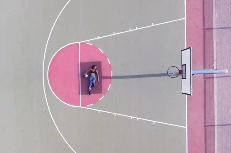 躺在篮球罚球线上的女子