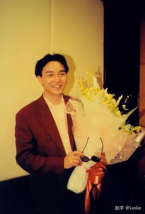 你有没有张国荣抱着一束鲜花的照片