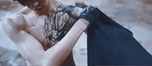 当他脱下衣服,八块腹肌配上麒麟图腾,仿佛张起灵再现.