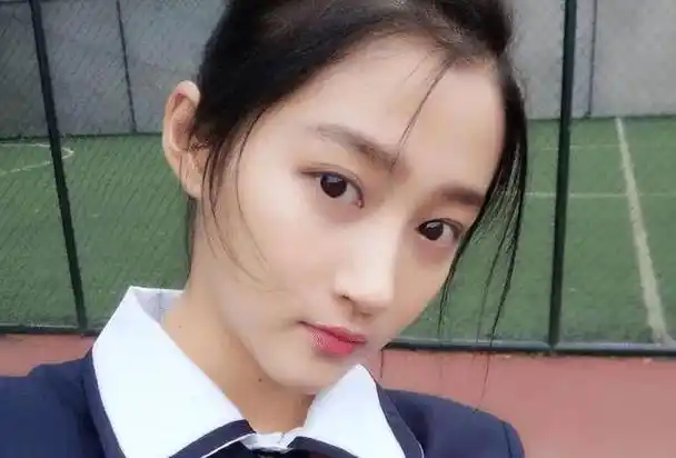 最近,一张疑似关晓彤校园时期的素颜照在网络上热传,引起了不少关注.