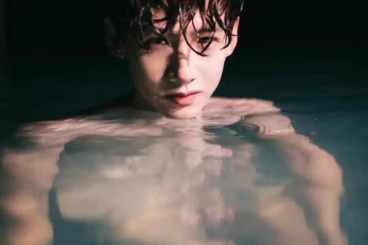 白敬亭经典泳池写真大回顾!白色运动套装纯净儒雅