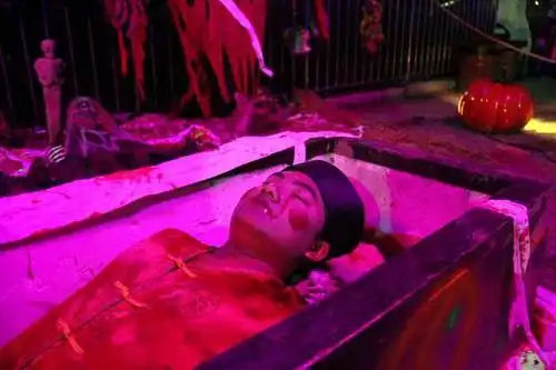 你敢躺进棺材里接受生命教育吗?